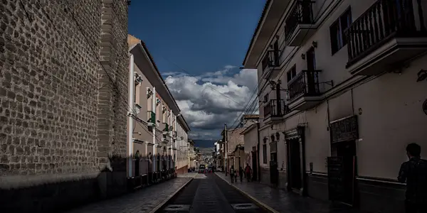 Entre "el mal menor" y el "roba, pero hace obras"