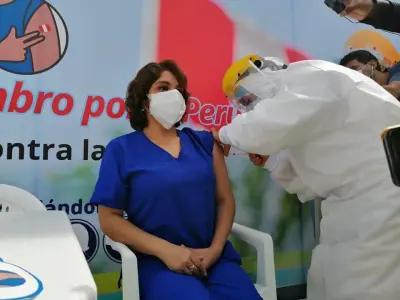 Inician vacunación contra el covid-19 a personal de salud en Cajamarca