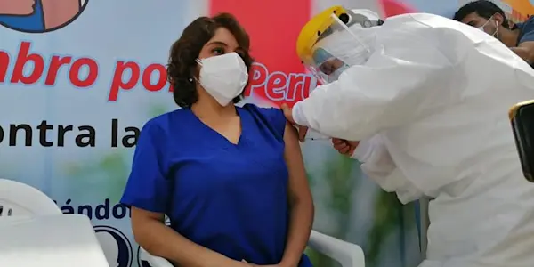 Inician vacunación contra el covid-19 a personal de salud en Cajamarca