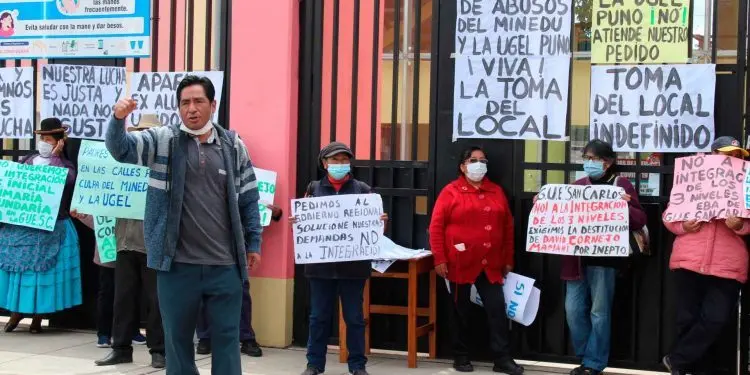 Padres de familia rechazan nombramiento de nueva directora de la GUE San Carlos de Puno 