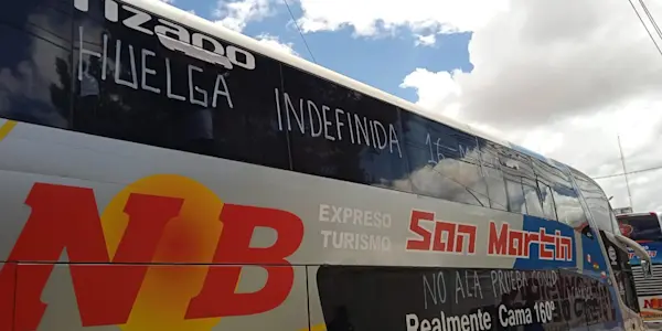 Transportistas de Puno protestan por alza de combustible