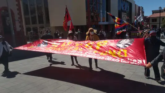 Maestros  de Puno y Juliaca marchan en su día reclamando la proclamación de Pedro Castillo