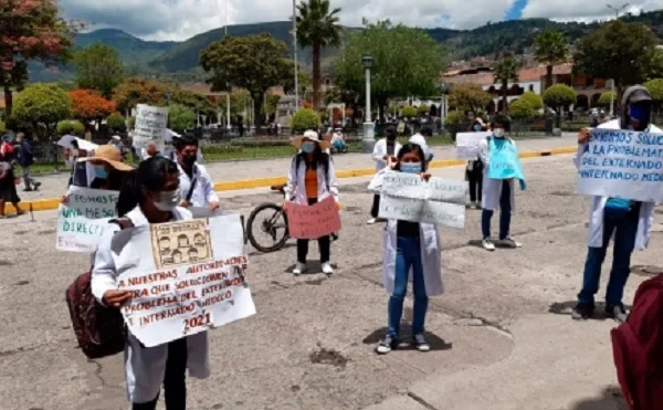 Estudiantes de la UNSCH realizan plantón en el frontis del rectorado exigiendo atención a sus demandas