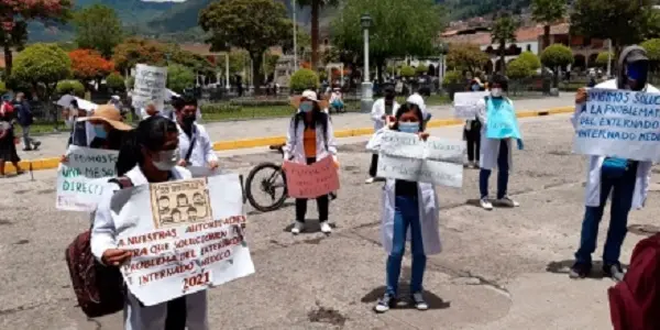 Estudiantes de la UNSCH realizan plantón en el frontis del rectorado exigiendo atención a sus demandas