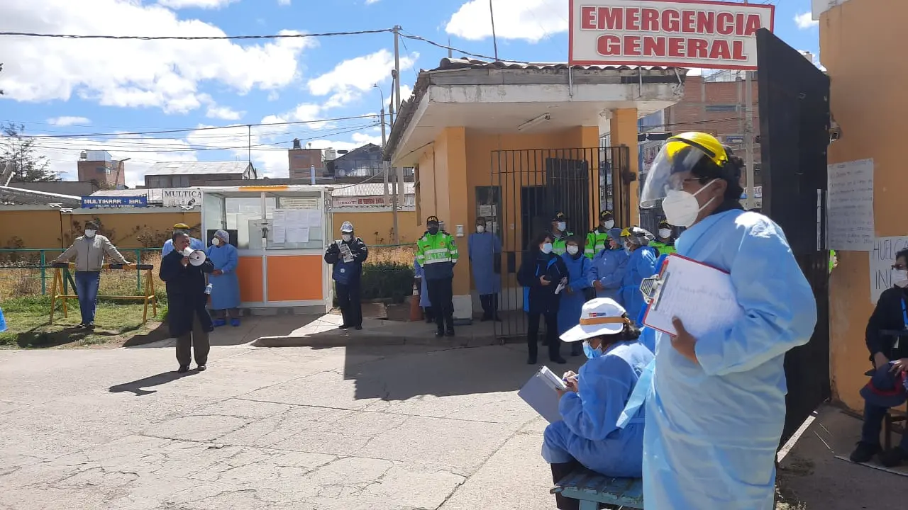 Personal de salud del Hospital Núnez Butrón de Puno realiza huelga indefinida y exige destitución de su director