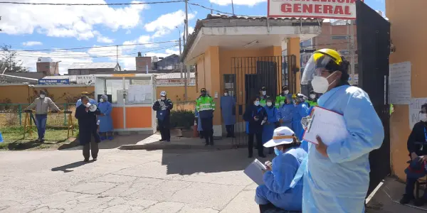 Personal de salud del Hospital Núnez Butrón de Puno realiza huelga indefinida y exige destitución de su director