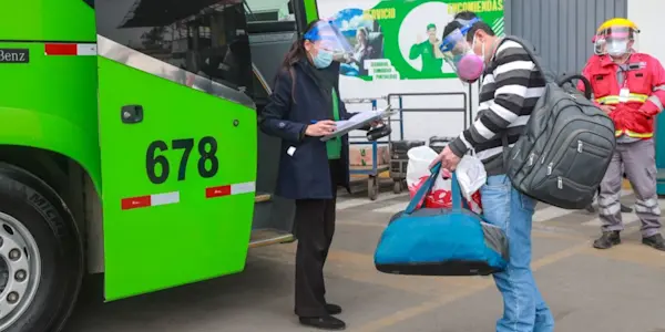 Pasajeros presentan pruebas covid-19 adulteradas con la finalidad de viajar