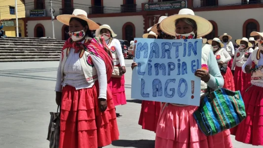 Habitantes del Centro Poblado de los Uros Chulluni exigen la descontaminación del lago Titicaca y servicios básicos