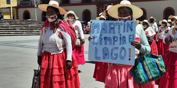 Habitantes del Centro Poblado de los Uros Chulluni exigen la descontaminación del lago Titicaca y servicios básicos