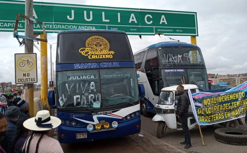 Juliaca: Continúa el paro de transportistas exigiendo la rebaja del precio del combustible