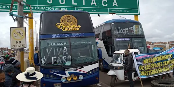 Juliaca: Continúa el paro de transportistas exigiendo la rebaja del precio del combustible