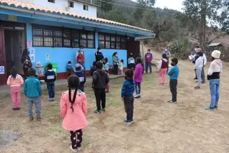 60 instituciones educativas de Ayacucho inician clases semipresenciales