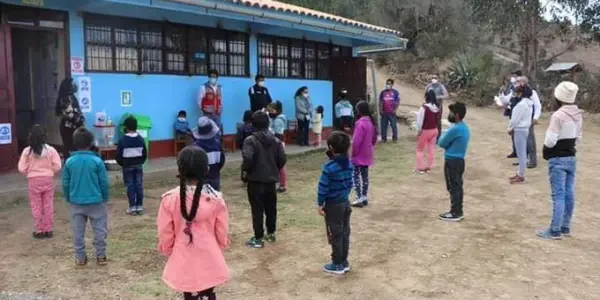 60 instituciones educativas de Ayacucho inician clases semipresenciales