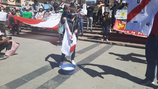 Deportistas de Puno lavan la camiseta peruana