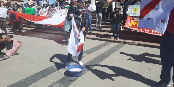 Deportistas de Puno lavan la camiseta peruana