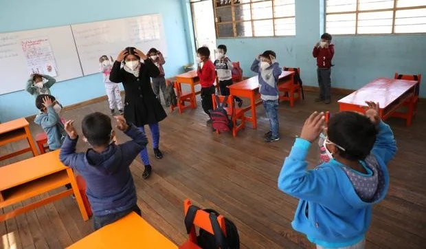 Inician clases semipresenciales en 821 instituciones educativas de Ayacucho