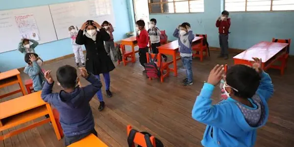 Inician clases semipresenciales en 821 instituciones educativas de Ayacucho