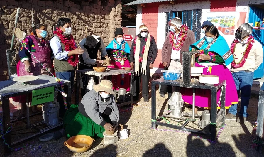 Mujeres aimaras incrementarán producción de cerámicas con tecnologías innovadoras