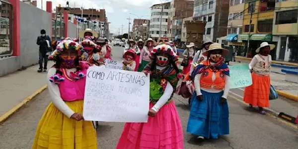 Artesanas de las Islas de Los Uros se movilizan exigiendo apoyo y bonos