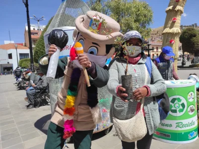 Municipalidad de Puno realiza "trueque ecológico" por el Día Nacional del Árbol