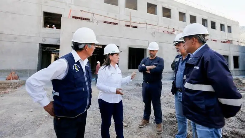 Ministra de Salud identifica deficiencias en la construcción del Hospital de Huanta