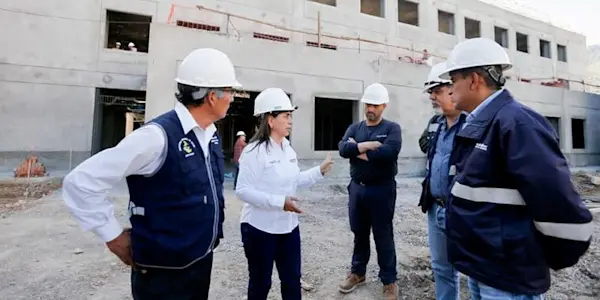 Ministra de Salud identifica deficiencias en la construcción del Hospital de Huanta