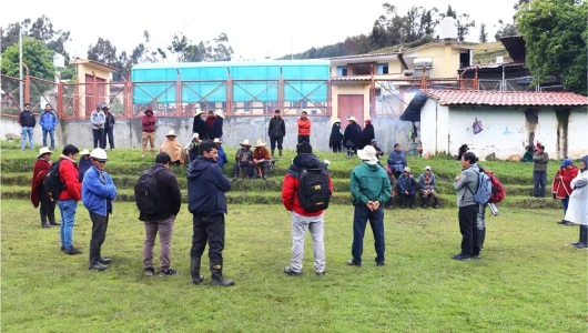 Comuneros protestan en local del Fondo Social Michiquillay exigiendo rendición de cuentas