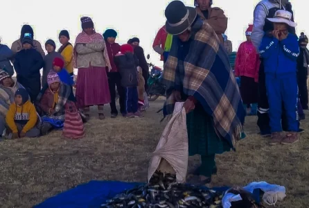 Pescadores artesanales de Puno comparten su pesca en honor de la fiesta de San Pedro y San Pablo