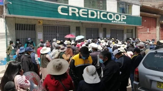Decenas de ahorristas exigen la devolución de su dinero a la Cooperativa Credicoop Arequipa