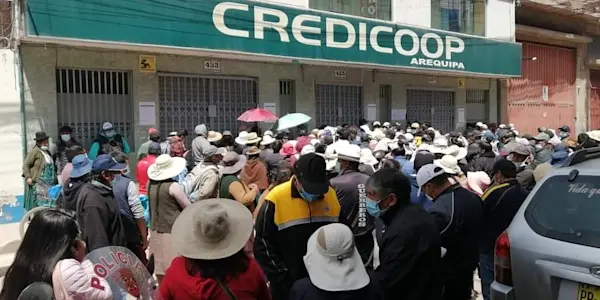 Decenas de ahorristas exigen la devolución de su dinero a la Cooperativa Credicoop Arequipa