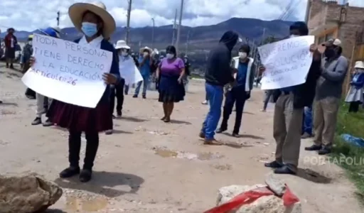 "Vecinos de Penal de Huacariz protestan porque las antenas de bloqueo de celulares e internet afecta las clases de sus hijos"