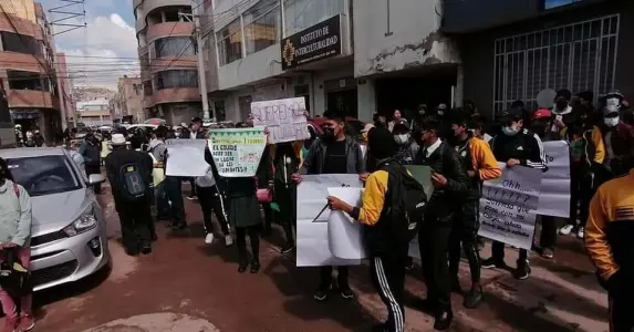 Retorno a clases en Puno arranca con protestas por falta de infraestructura escolar