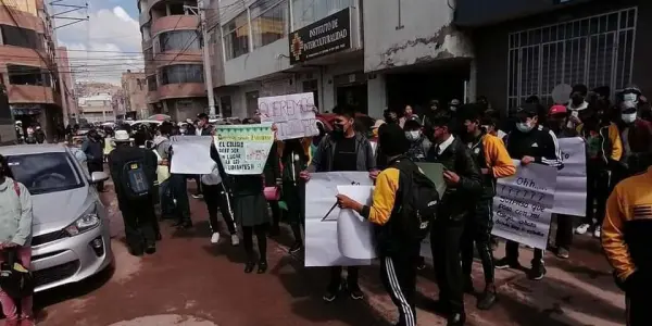 Retorno a clases en Puno arranca con protestas por falta de infraestructura escolar