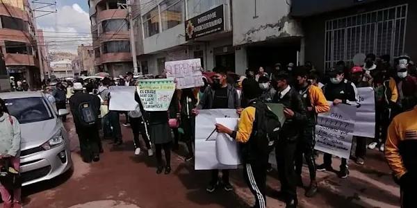 Retorno a clases en Puno arranca con protestas por falta de infraestructura escolar