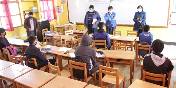 Retorno a clases: problemas de infraestructura y baja cobertura de vacunación en los estudiantes de Puno