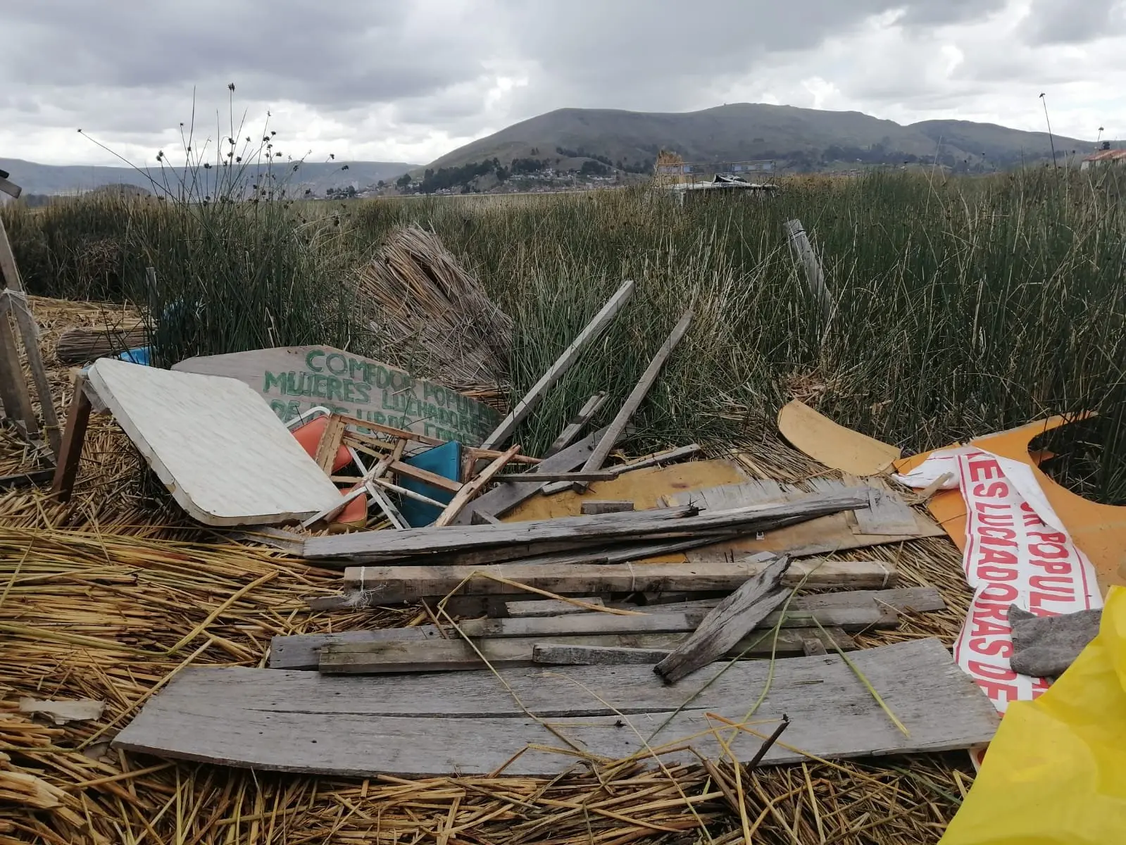 Fuertes lluvias causan destrozos en las Islas de los Uros