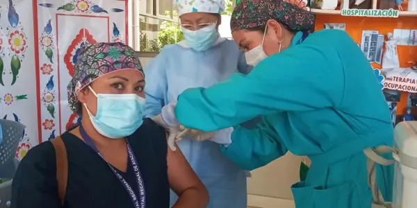Personal de salud de Ayacucho recibe tercera dosis de vacuna contra el covid-19