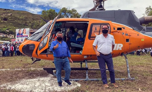 César Acuña arribó a distrito de Tacabamba en helicóptero