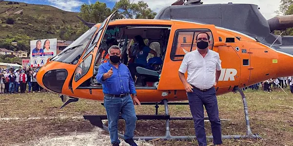 César Acuña arribó a distrito de Tacabamba en helicóptero