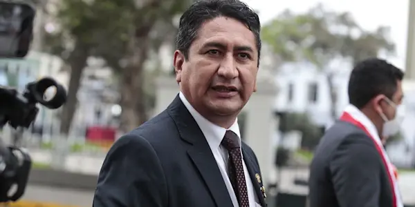 Ya se cayó el arbolito donde dormía el pavo real