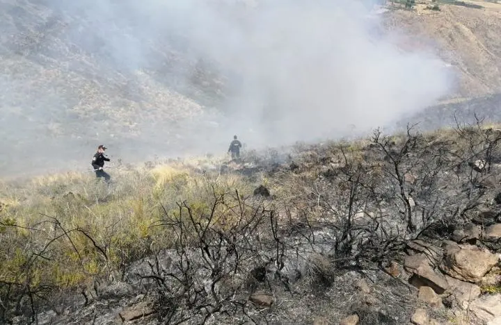Incendio forestal se vuelve incontrolable en el Cerro Santa Trinidad en Huamanga