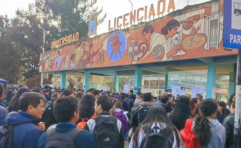 Estudiantes universitarios levantan toma de campus