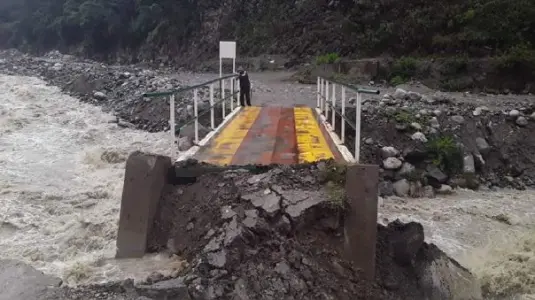 El VRAE aislado por más de 15 días por colapso de puentes en Tutumbaru