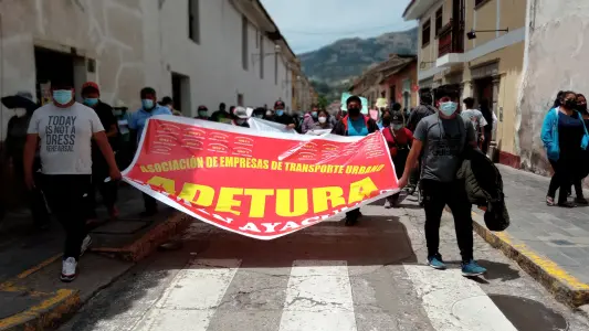 Carreteras bloqueadas y transporte paralizado por paro de transportistas en Ayacucho