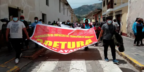 Carreteras bloqueadas y transporte paralizado por paro de transportistas en Ayacucho