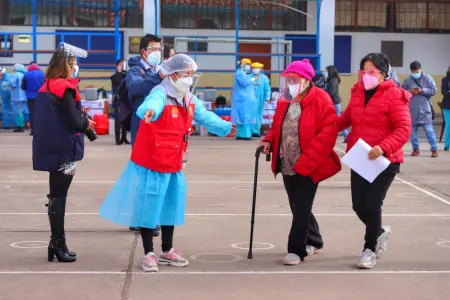Cusco inicia vacunación a los adultos mayores de 70 años