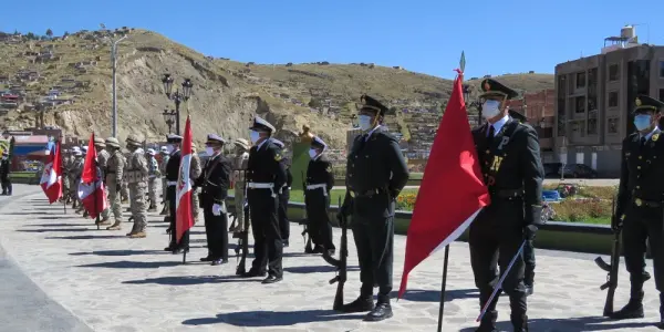 Conmemoran el 141° aniversario de la batalla de Arica y el Día de la Bandera en Puno