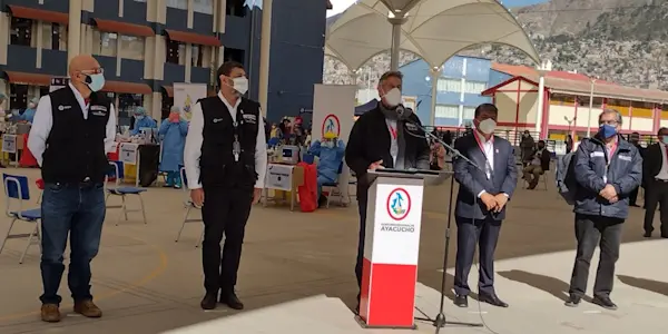 Se inició vacunación a docentes de zonas rurales de Ayacucho con la presencia del presidente Sagasti
