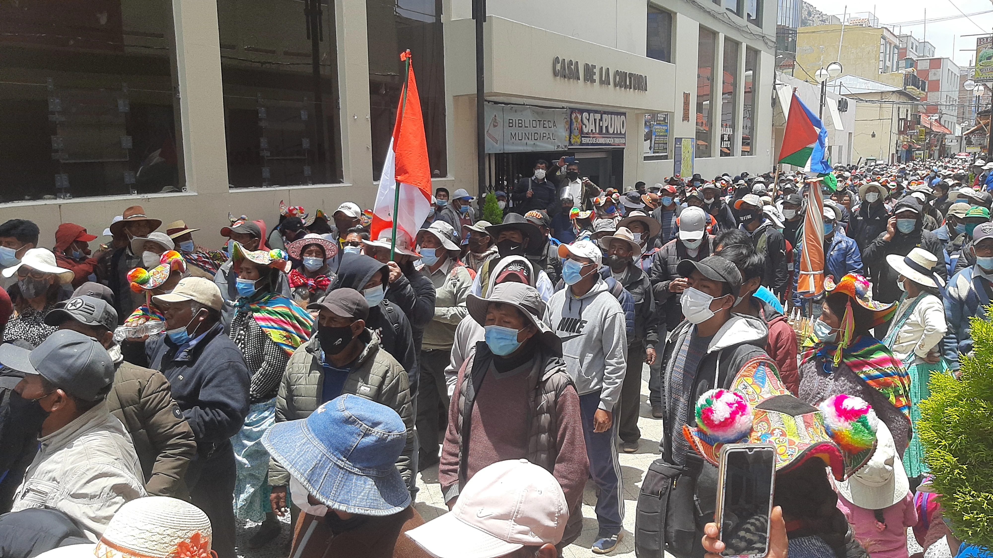 Afectados por la contaminación de la cuenca del Coata esperan la llegada de  ministros a Puno