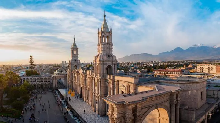 Arequipa, entre la fiesta intelectual y el circo político